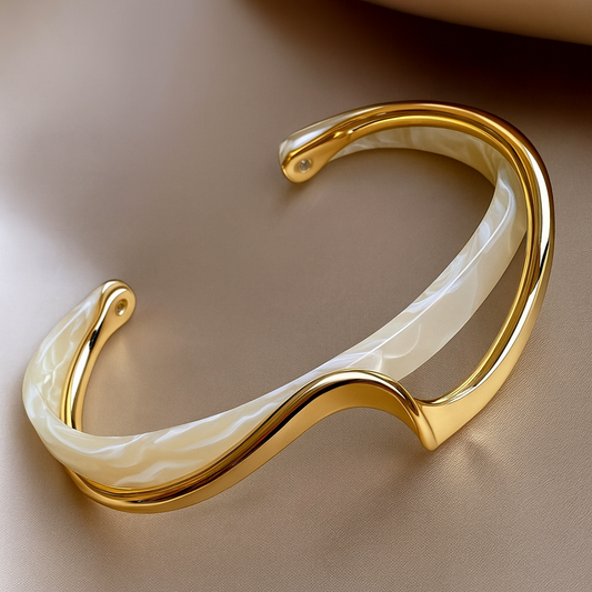 Elegantes weißes Armband